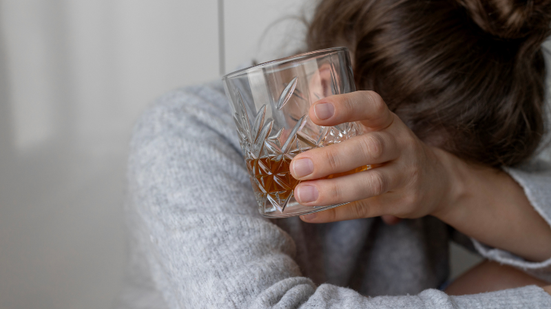 No Brasil havia 32,5 casos por 100 mil habitantes relacionados ao transtorno por uso de álcool em 2022 - Foto: Adobe Stock