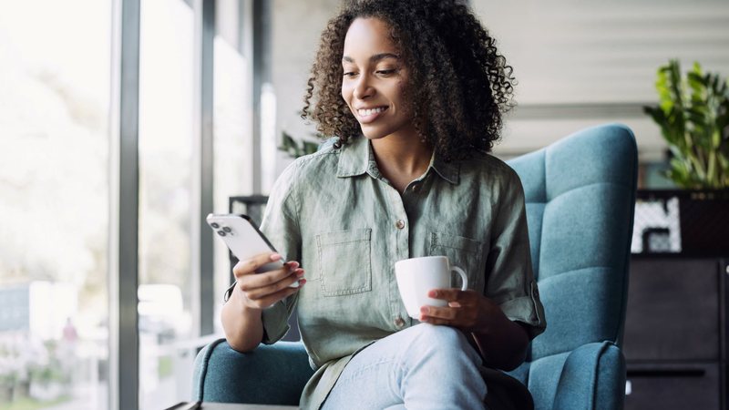 Uma novela vertical é feita para ser vista pelo celular e pode ter cerca de 50 capítulos, com dois a três minutos de duração cada - Adobe Stock