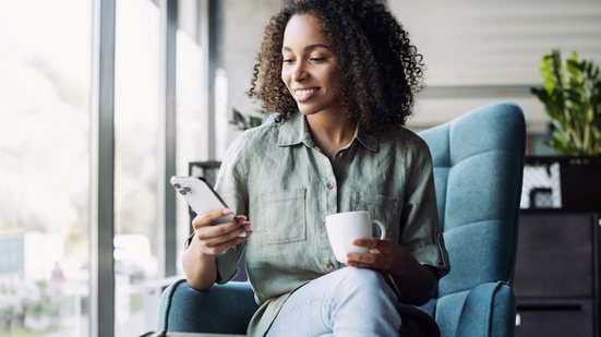 Uma novela vertical é feita para ser vista pelo celular e pode ter cerca de 50 capítulos, com dois a três minutos de duração cada - Adobe Stock