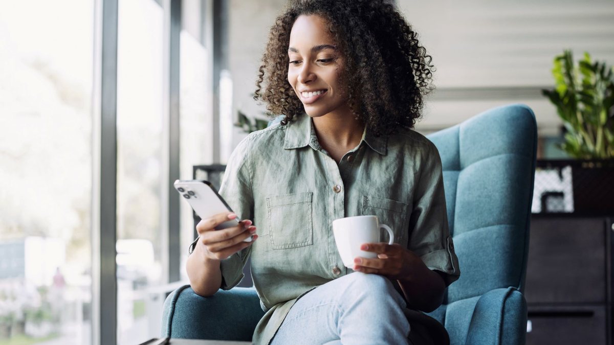 Uma novela vertical é feita para ser vista pelo celular e pode ter cerca de 50 capítulos, com dois a três minutos de duração cada - Adobe Stock