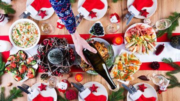 Cuidados com a saúde durante as ceias de Natal são importantes para todos, especialmente para pessoas acima dos 50 anos de idade - Envato