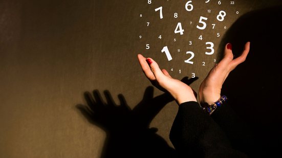 A numerologia, que é usada desde as civilizações antigas, busca decifrar os padrões energéticos que influenciam pessoas e eventos - Adobe Stock