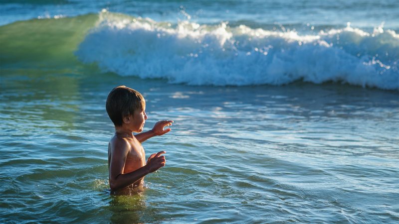 Condição provoca dor, coceira e sensação de ouvido tampado - Envato