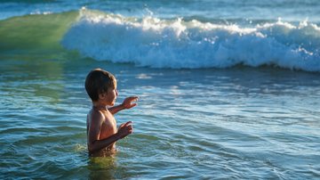 Condição provoca dor, coceira e sensação de ouvido tampado - Envato