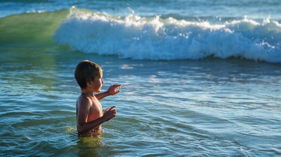 Condição provoca dor, coceira e sensação de ouvido tampado - Envato