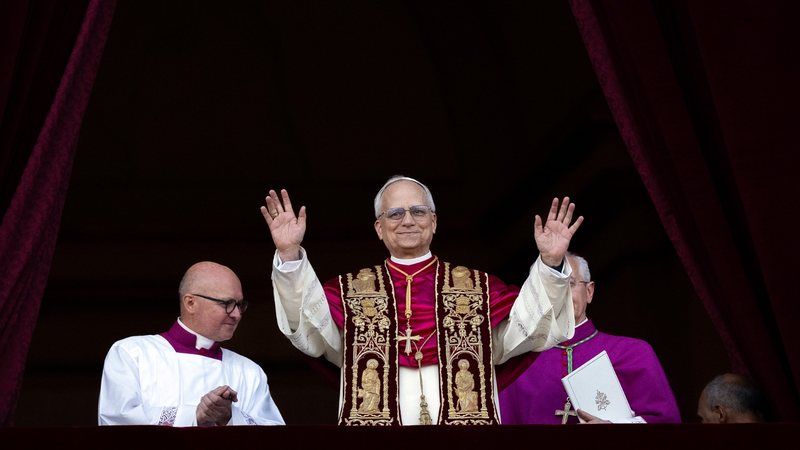 Revista aponta como melhor traje uma capa de cetim usada na primeira aparição como papa - Narcin Mazur/cbcew.org.uk