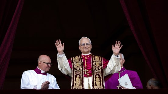 Revista aponta como melhor traje uma capa de cetim usada na primeira aparição como papa - Narcin Mazur/cbcew.org.uk