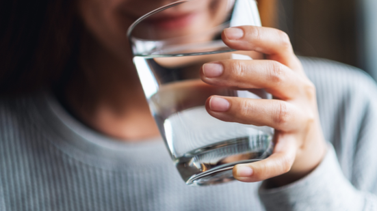 O álcool favorece a desidratação e prejudica a capacidade do corpo de regular a temperatura; manter a ingestão de água é essencial mesmo com consumo de outras bebidas - Adobe Stock