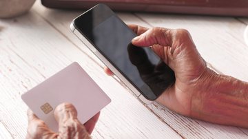 De acordo com a legislação, os 60+ possuem autonomia sobre o seu dinheiro e podem escolher onde e para quem destiná-lo - Envato