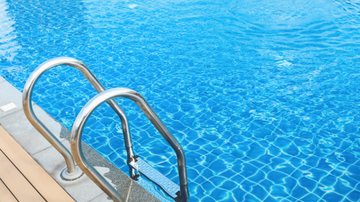É necessário ter carteirinha e exame médico em dia para usar as piscinas na capital - Adobe Stock
