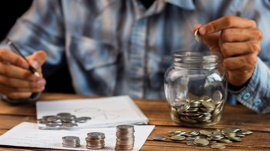 Reorganizar os gastos e manter as finanças sob controle exige perseverança e mudança de hábitos, mas o esforço vale a pena - Imagem gerada por IA