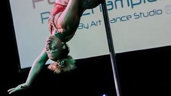Sandra Velloso, campeã panamericana de pole dance aos 61 anos, é movida por desafios - Divulgação / Polechampionship.net