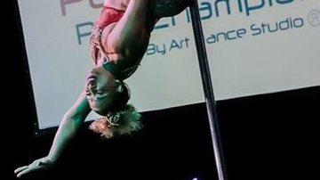 Sandra Velloso, campeã panamericana de pole dance aos 61 anos, é movida por desafios - Divulgação / Polechampionship.net