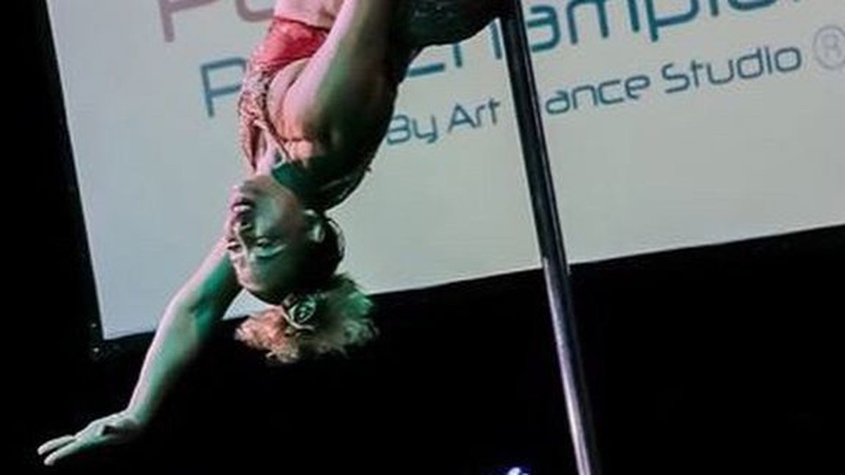 Sandra Velloso, campeã panamericana de pole dance aos 61 anos, é movida por desafios - Divulgação / Polechampionship.net