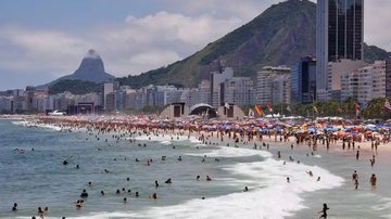 Somente na praia de Copacabana, os bombeiros tiveram que resgatar 247 banhistas do mar, que está em forte ressaca - Tânia Rêgo/Agência Brasil