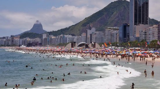Somente na praia de Copacabana, os bombeiros tiveram que resgatar 247 banhistas do mar, que está em forte ressaca - Tânia Rêgo/Agência Brasil