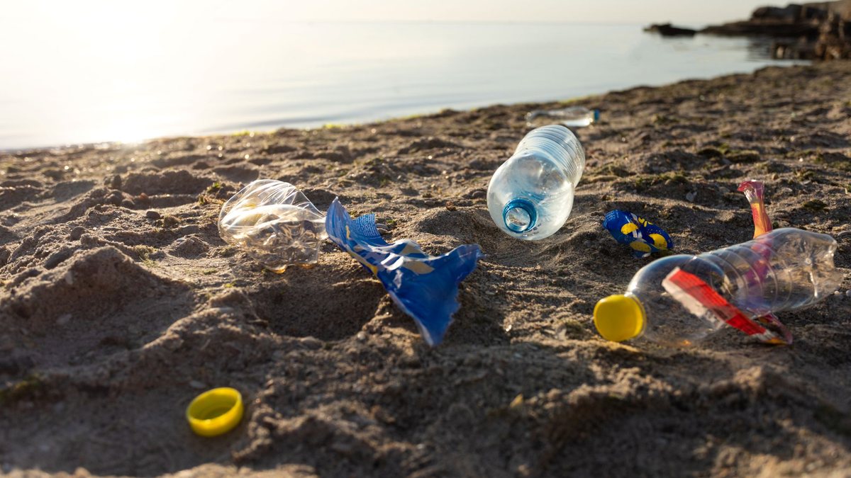 Estudos calculam que o potencial de perda de itens plásticos para o ambiente no Brasil é de 3,44 milhões de toneladas por ano - Envato