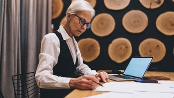 A participação de mulheres 60+ no mercado de trabalho cresceu mais do que a masculina, embora os homens sejam maioria - Envato