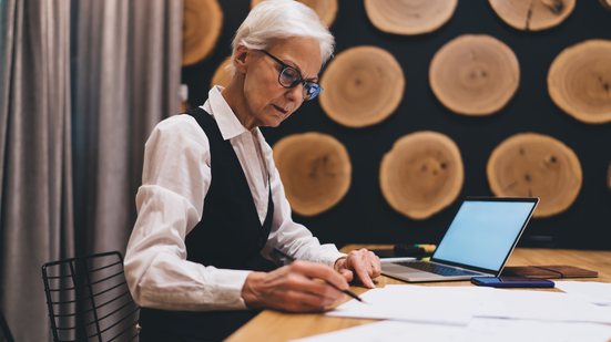 A participação de mulheres 60+ no mercado de trabalho cresceu mais do que a masculina, embora os homens sejam maioria - Envato