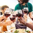 Embora qualquer copo permita apreciar um bom vinho, quem busca uma degustação mais completa encontra nas taças - Envato