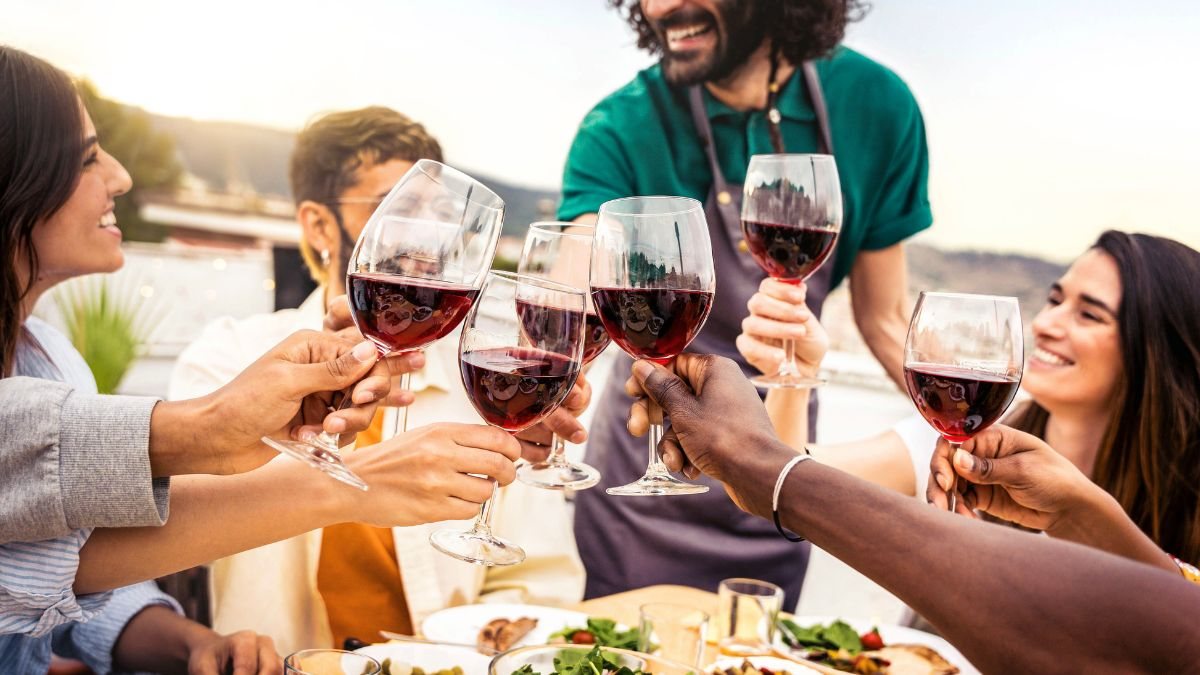 Embora qualquer copo permita apreciar um bom vinho, quem busca uma degustação mais completa encontra nas taças - Envato