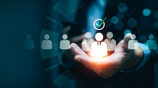 Segundo a ABRH, competências como  gestão de projetos em ambientes híbridos e uso fluído de tecnologias colaborativas tendem a ser mais buscadas - Adobe Stock