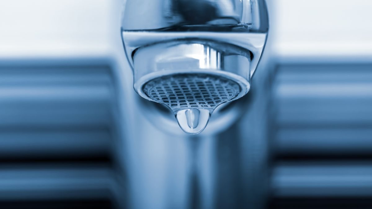 O governo de São Paulo e a Sabesp alertam consumidor sobre a necessidade de economizar água - Envato Elements