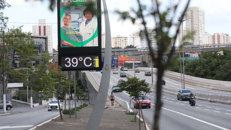 Termômetro de rua marcava 39°C na Av. Washington Luiz, na zona sul de São Paulo; onda de calor persiste no País - RENATO S. CERQUEIRA/ATO PRESS/ESTADÃO CONTEÚDO