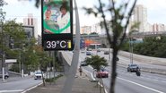Termômetro de rua marcava 39°C na Av. Washington Luiz, na zona sul de São Paulo; onda de calor persiste no País - RENATO S. CERQUEIRA/ATO PRESS/ESTADÃO CONTEÚDO
