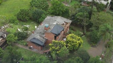 A tempestade teve ventos que superaram 100 km/h, que destruíram 15 residências e uma escola; não há vítimas até o momento - Defesa Civil/RS