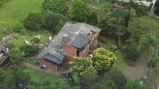 A tempestade teve ventos que superaram 100 km/h, que destruíram 15 residências e uma escola; não há vítimas até o momento - Defesa Civil/RS