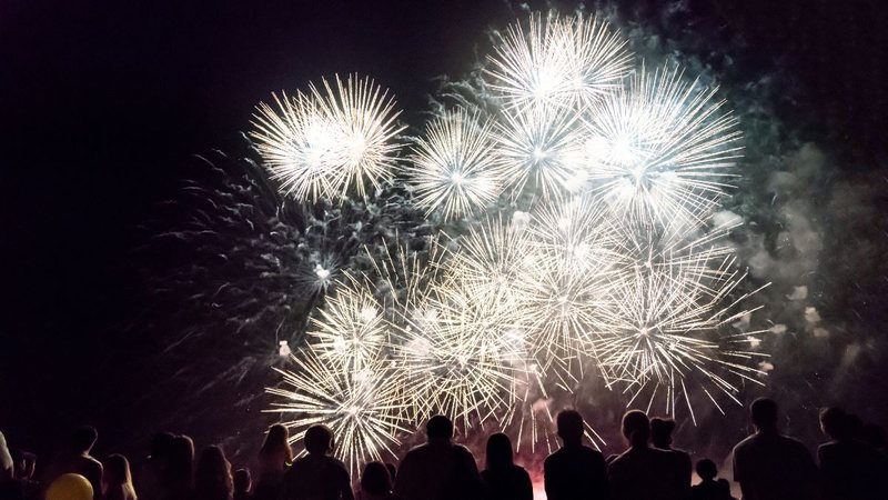 Prefeituras apostam em programação musical diversa, queima de fogos e estrutura ampliada para atrair moradores e turistas - Foto: Envato Elements