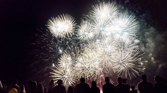 Prefeituras apostam em programação musical diversa, queima de fogos e estrutura ampliada para atrair moradores e turistas - Foto: Envato Elements