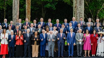 O presidente da República, Luiz Inácio Lula da Silva, posa com ministros durante reunião ministerial nesta quarta-feira, a última do ano - Ricardo Stuckert / Palácio do Planalto