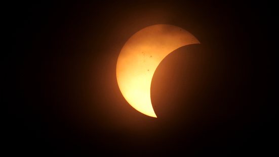 O eclipse parcial (como na foto) é mais comum no Brasil, a exemplo deste, que foi visto de São Paulo em 2001; o mais recente no País foi 2023 - ROBSON FERNANDJES/ESTADÃO CONTEÚDO