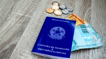 Segundo o Governo, a regra do reajuste do salário mínimo determina que o valor tenha duas correções - Adobe Stock
