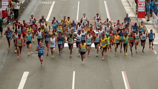 São 55 mil corredores inscritos para a edição deste ano e uma organização que mobiliza cerca de 2.200 pessoas - ESTADÃO CONTEÚDO/ROBSON FERNANDJES