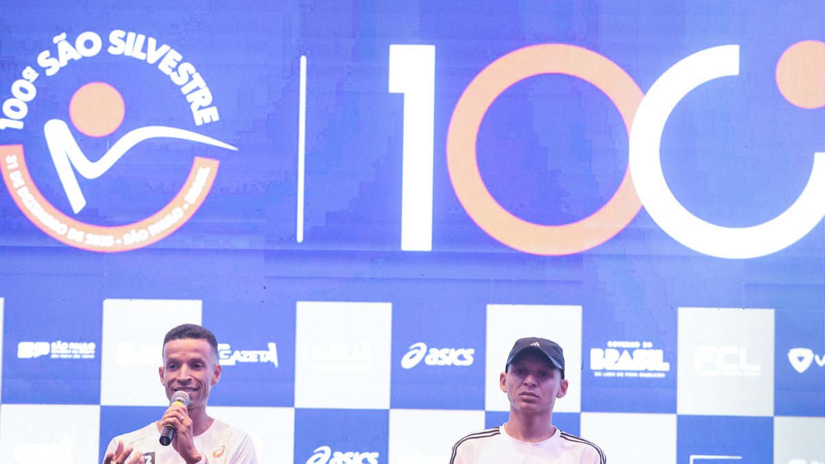 Os corredores brasileiros Johnatas Cruz e Wendell Souza participam da coletiva de imprensa da 100ª edição da Corrida de São Silvestre, em São Paulo - Werther Santana/Estadão Conteúdo