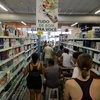 Supermercados têm políticas para contratar profissionais maduros, que ajudam a reduzir o turnover - Tânia Rêgo / Agência Brasil