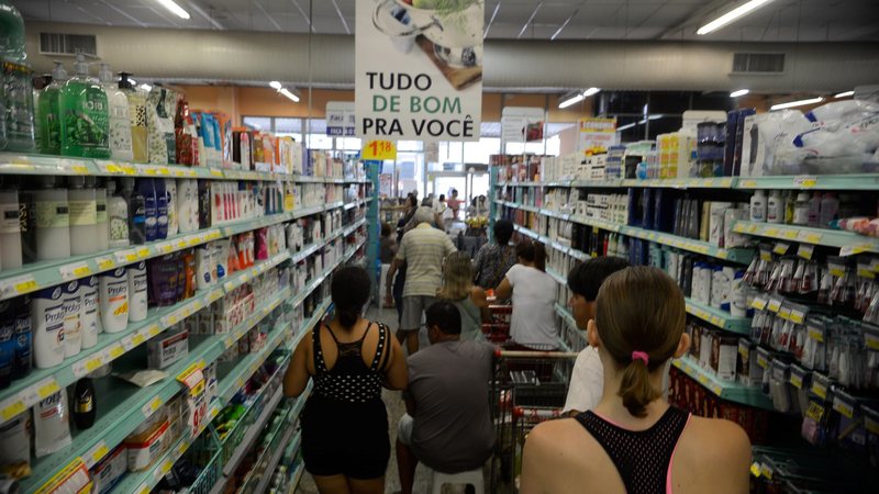 Supermercados têm políticas para contratar profissionais maduros, que ajudam a reduzir o turnover - Tânia Rêgo / Agência Brasil
