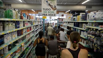 Supermercados têm políticas para contratar profissionais maduros, que ajudam a reduzir o turnover - Tânia Rêgo / Agência Brasil