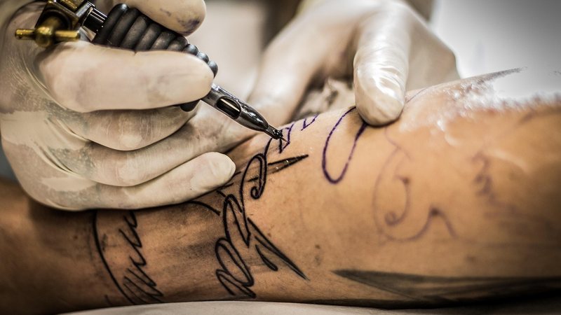 A menor taxa de arrependimento em tatuagens abrange grupos de pessoas com mais de 50 anos de idade - Pixabay