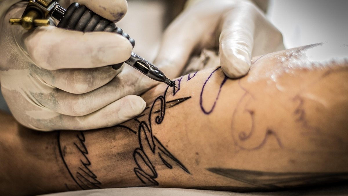 A menor taxa de arrependimento em tatuagens abrange grupos de pessoas com mais de 50 anos de idade - Pixabay