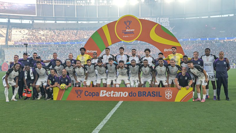 Time do Corinthians em retrato oficial antes da partida final da Copa do Brasil - THIAGO RIBEIRO/AGIF - AGÊNCIA DE FOTOGRAFIA/ESTADÃO CONTEÚDO