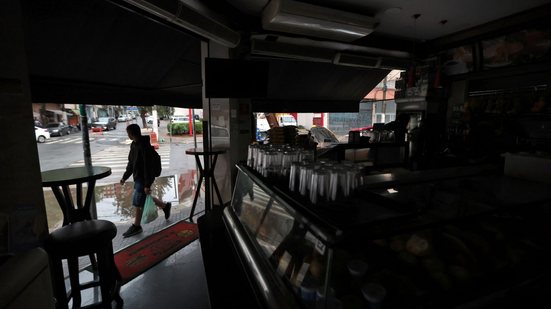 Segundo a EDP, a prioridade são hospitais, postos de saúde e escolas; comércio e residências são atendidos em seguida - Paulo Pinto/Agência Brasil