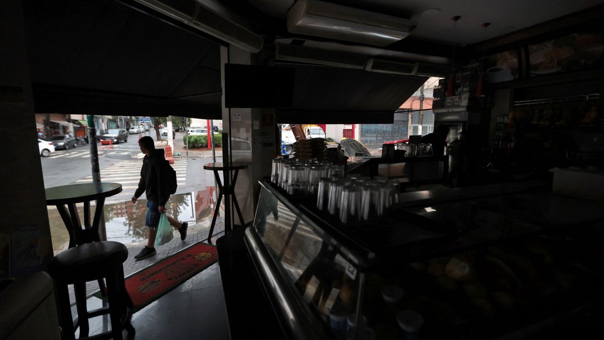 Segundo a EDP, a prioridade são hospitais, postos de saúde e escolas; comércio e residências são atendidos em seguida - Paulo Pinto/Agência Brasil