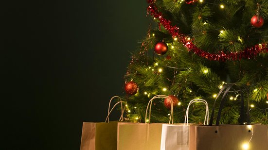 No Brasil há muitas tradições, como por exemplo montar e decorar a árvore de Natal e a troca de presentes. - Freepik