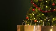 No Brasil há muitas tradições, como por exemplo montar e decorar a árvore de Natal e a troca de presentes. - Freepik