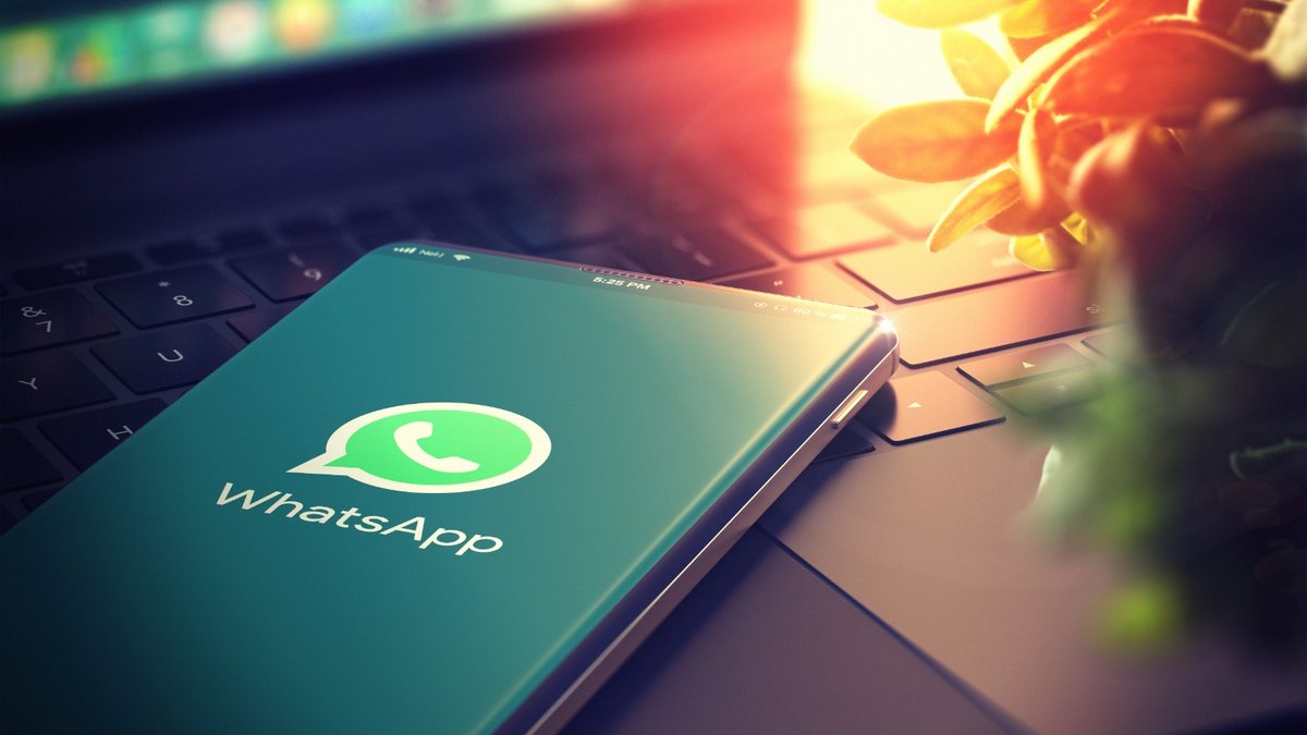 Mensagens fraudulentas via WhatsApp falam sobre uma suposta multa com a Receita Federal - Adobe Stock