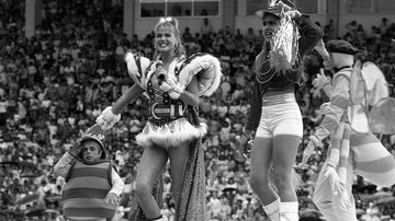 Xuxa em apresentação no Estádio do Pacaembu, em São Paulo, em 1987, acompanhada de Paquitas e dos ajudantes de palco Dengue e Praga - Reginaldo Manente / Estadão Conteúdo